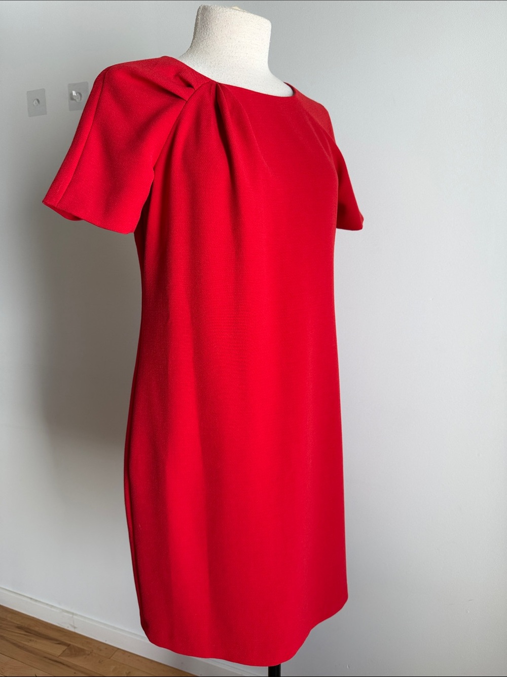 MICHAEL KORS Elegant Red Shift Dress with Pleated Shoulder